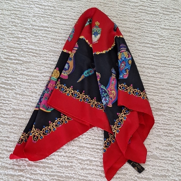 Elegant Red and Black Silk Scarf - Picture 4 of 4